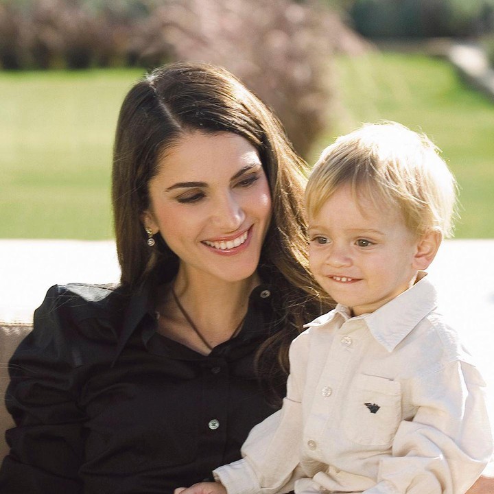 <p>Wanita bernama asli Rania Al-Yassin ini memiliki kecantikan yang tak pernah luntur. Sewaktu masih muda, penampilannya tak beda jauh dengan sekarang ya? (Foto: Instagram @queenrania)</p>