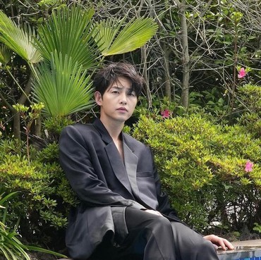 Main Film Bareng, Song Joong Ki Rangkul Manis Penyanyi BIBI