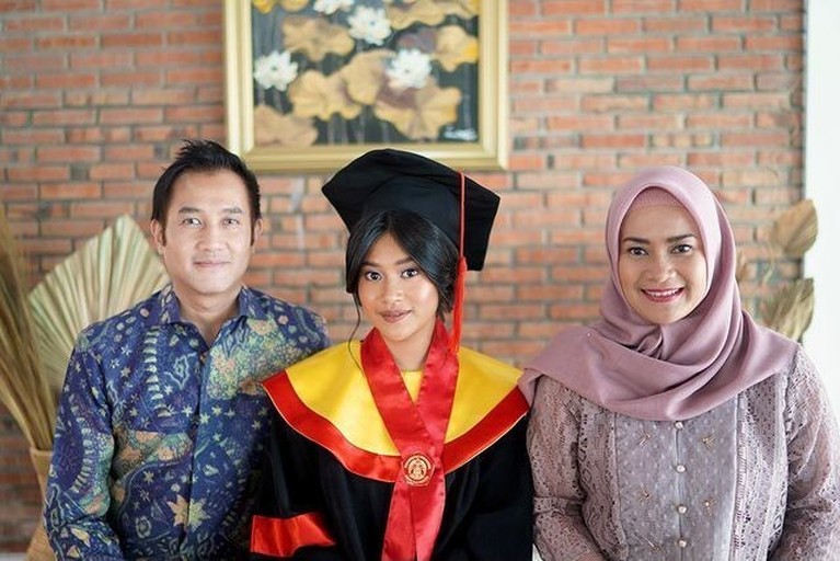 Adira Kania Putri Aldi Bragi dan Ikke Nurjanah Lulusan Cumlaude UI Adira Kania Putri Aldi Bragi dan Ikke Nurjanah Lulusan Cumlaude UI