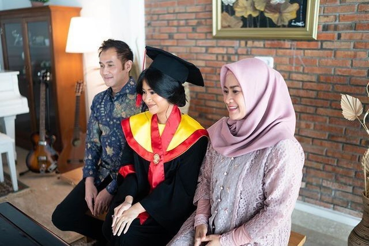 Adira Kania Putri Aldi Bragi dan Ikke Nurjanah Lulusan Cumlaude UI