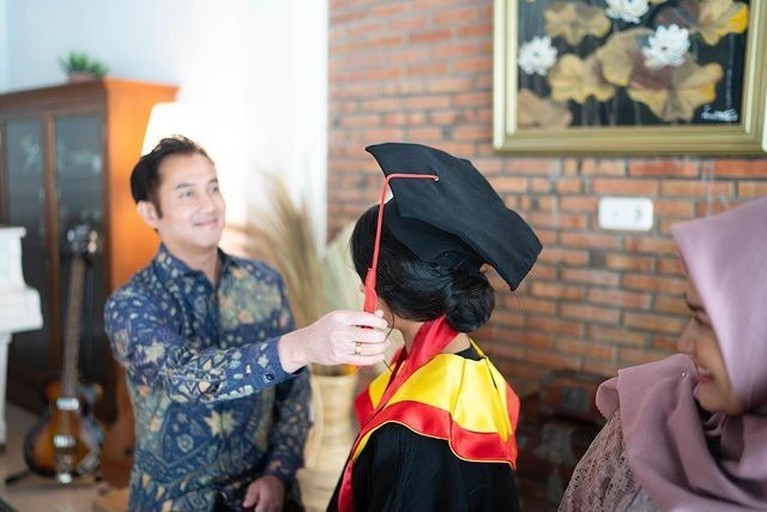 Adira Kania Putri Aldi Bragi dan Ikke Nurjanah Lulusan Cumlaude UI Adira Kania Putri Aldi Bragi dan Ikke Nurjanah Lulusan Cumlaude UI