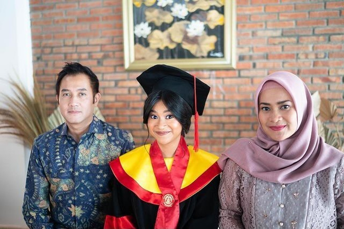 Adira Kania Putri Aldi Bragi dan Ikke Nurjanah Lulusan Cumlaude UI