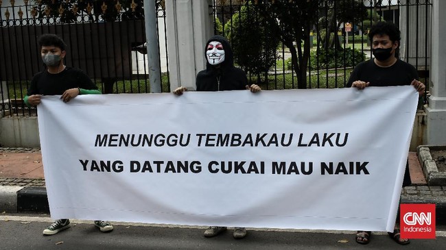 Ekonom menilai kenaikan tarif cukai tembakau memberi dampak positif dan negatif bagi industri rokok. Padahal, konsumsi rokok orang belum tentu menurun.