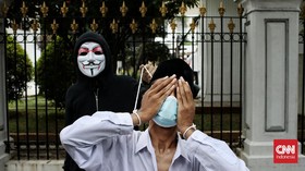 FOTO: Aksi Petani Tolak Cukai Rokok di Depan Gedung Setneg