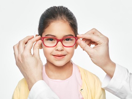 Si Kecil Sudah Harus Pakai Kacamata? Bisa Jadi Ini Penyebabnya