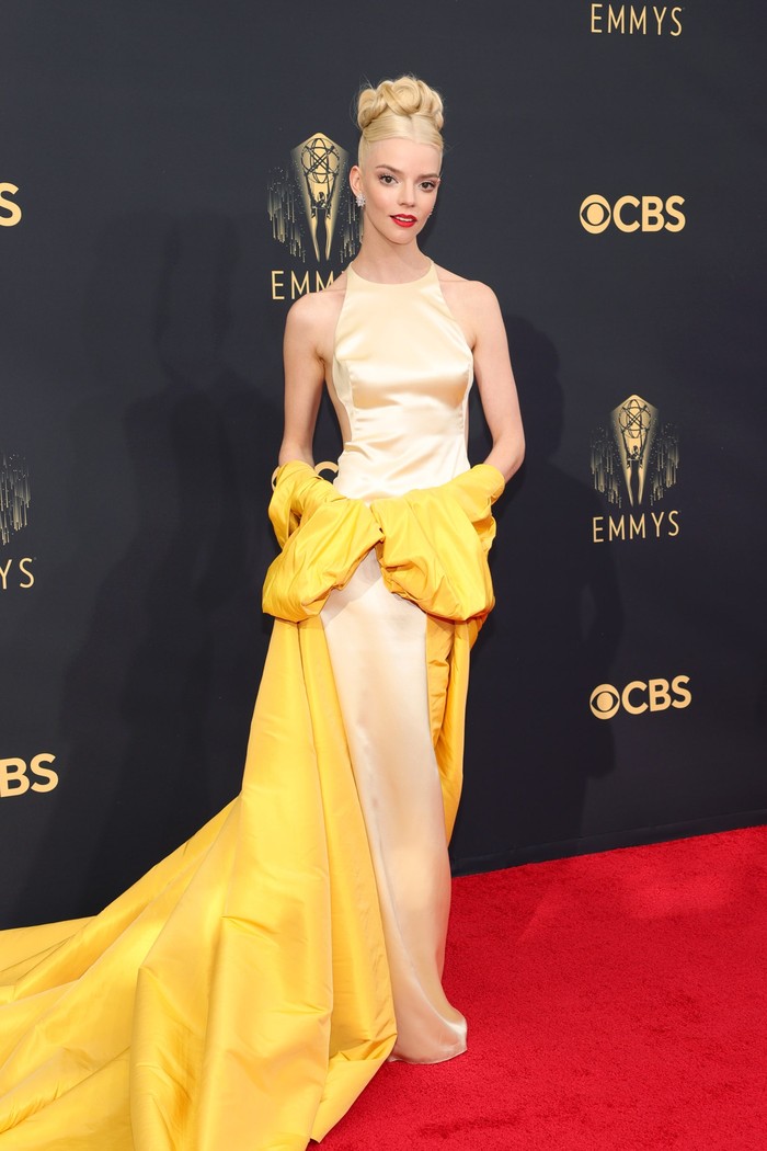 Gaun rancangan Dior juga turut menjadi pilihan Anya Taylor-Joy. Ia turut mengenakannya bersama robe dalam warna kuning nan vibran memberi kesan retro glamor. Foto: Getty Images