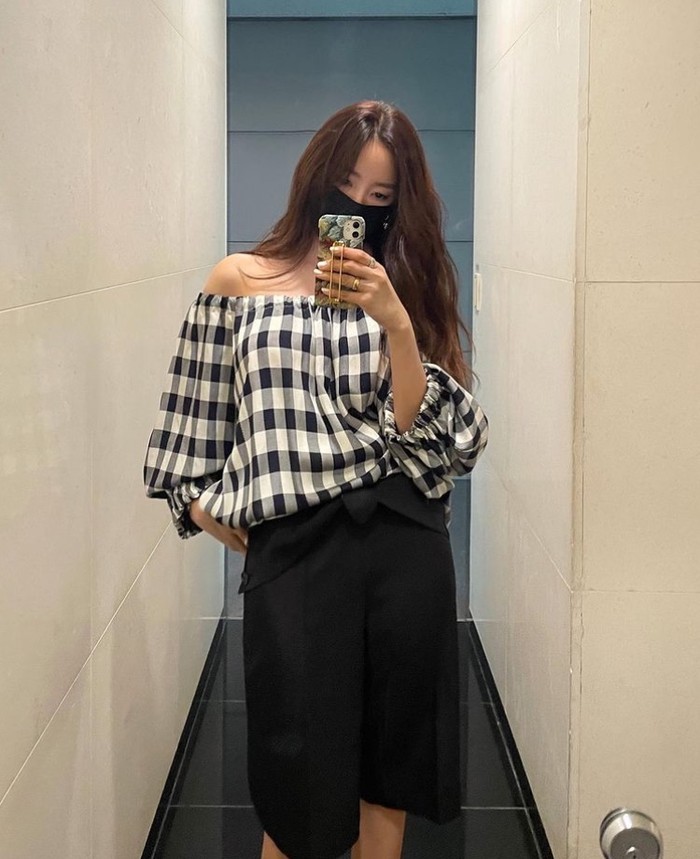 Atasan off-shoulder dipadukan dengan celana seperti yang dipakai Hyomin ini cocok banget untuk aktifitas santai, Beauties./Foto: Instagram.com/hyominnn
