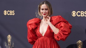 FOTO: Warna-warni Busana Terbaik Emmy Awards 2021