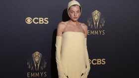 'Cakar Hitam' Emma Corrin di Emmy Awards Bikin Heboh Publik