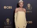 'Cakar Hitam' Emma Corrin di Emmy Awards Bikin Heboh Publik