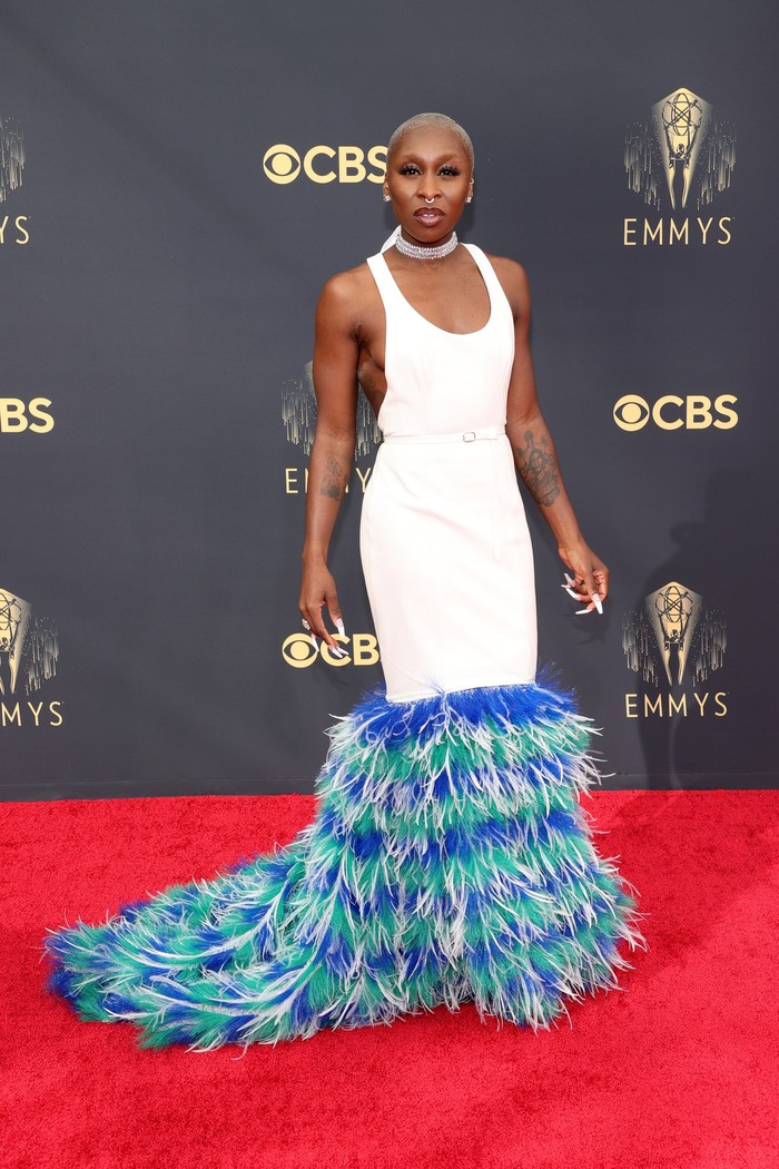 Detail feathers dalam warna menyala juga terlihat pada gaun Louis Vuitton yang dikenakan oleh aktris Cynthia Erivo. Potongan gaun yang simpel membuat busana ini tetap terlihat elegan. Foto: Getty Images
