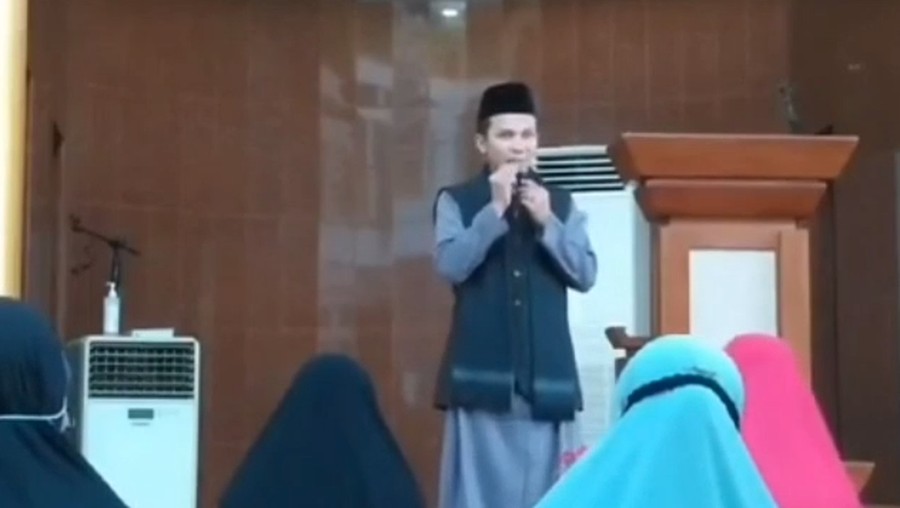 Detik-detik Ustaz di Batam Diserang Orang Tak Dikenal saat Ceramah Detik-detik Ustaz di Batam Diserang Orang Tak Dikenal saat Ceramah