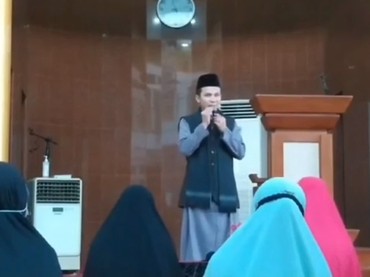 Detik-Detik Ustaz Diserang Orang Tak Dikenal Saat Ceramah