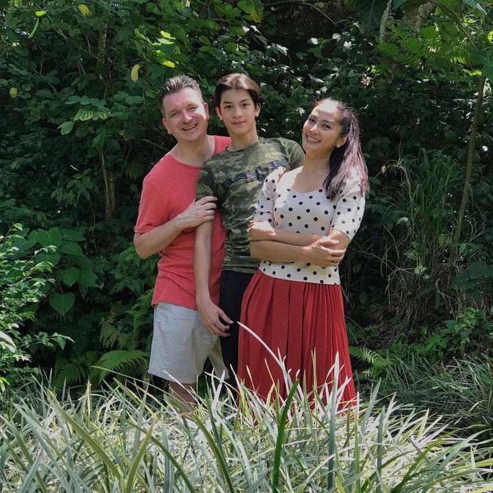 <p>Dekat dengan ibunda, Eddy Meijer terkadang protes jika Maudy bersikap romantis pada ayahnya, lho. (Foto: Instagram @eddy_mm)</p>