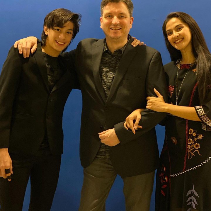 <p>Eddy Malik Meijer merupakan anak dari Maudy Koesnaedi dan Erik Meijer. Tak terasa, Eddy kini sudah beranjak remaja lho, Bunda. (Foto: Instagram @eddy_mm)</p>
