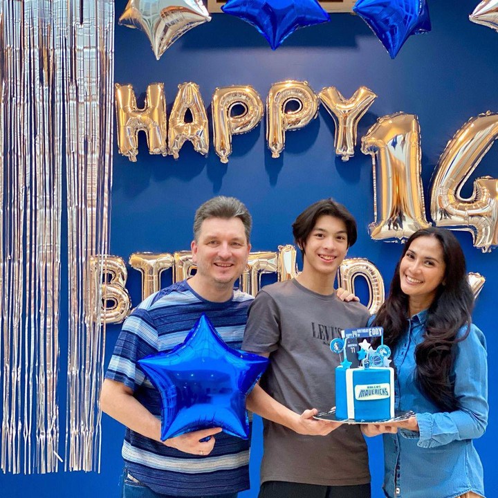 <p>Di usianya yang masih 14 tahun, tinggi Eddy Meijer kini sudah melampaui tinggi ayah dan bundanya, lho. Wah, enggak kebayang kalau sudah 17 tahun nanti. (Foto: Instagram @maudykoesnaedi)</p>
