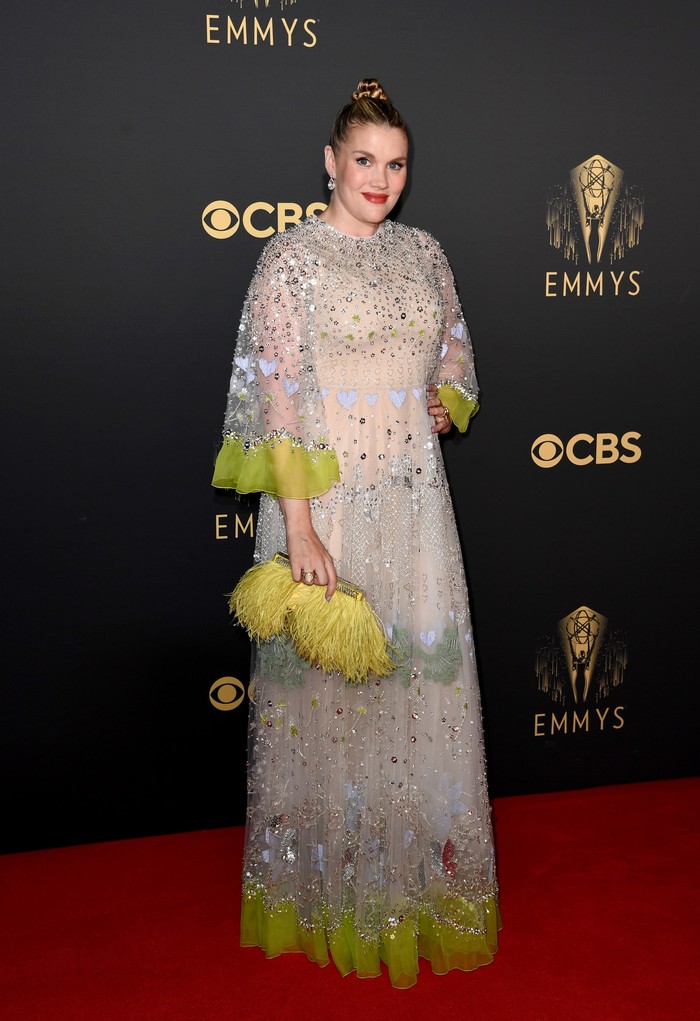 Aktris dan sutradara, Emerald Fennell tak ragu untuk bereksplorasi dalam gaun berhiaskan embellishment dan feathers karya rumah mode Valentino. Foto: Getty Images