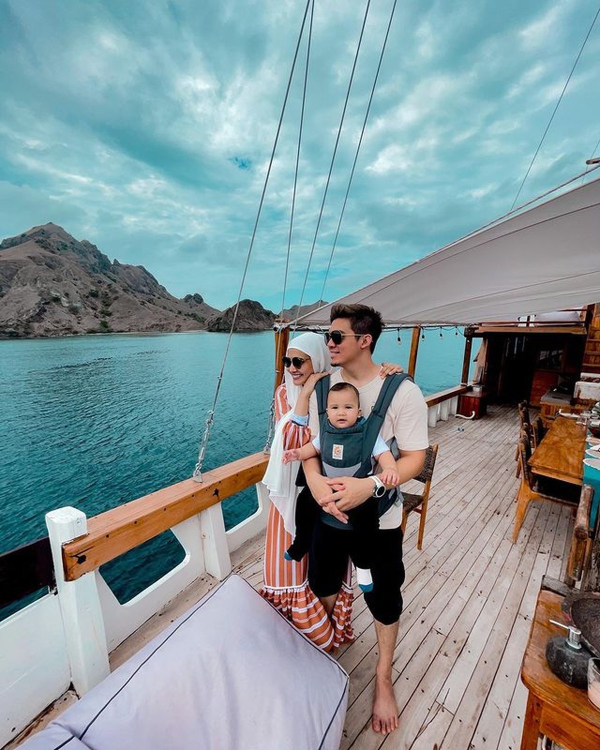 Irwansyah memboyong keluarganya liburan ke Labuan Bajo&period; Ini adalah liburan perdana baby Ukkasya&period; Yuk intip foto-fotonya&excl;