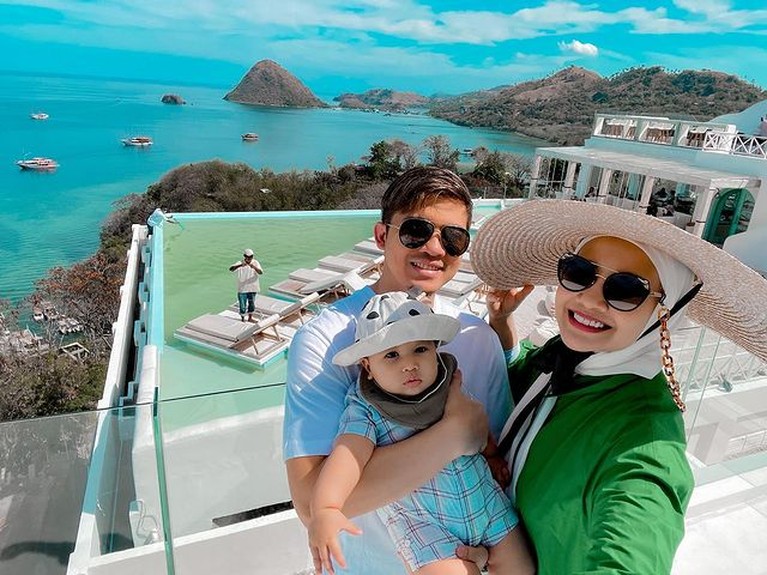 Irwansyah memboyong keluarganya liburan ke Labuan Bajo. Ini adalah liburan perdana baby Ukkasya. Yuk intip foto-fotonya!