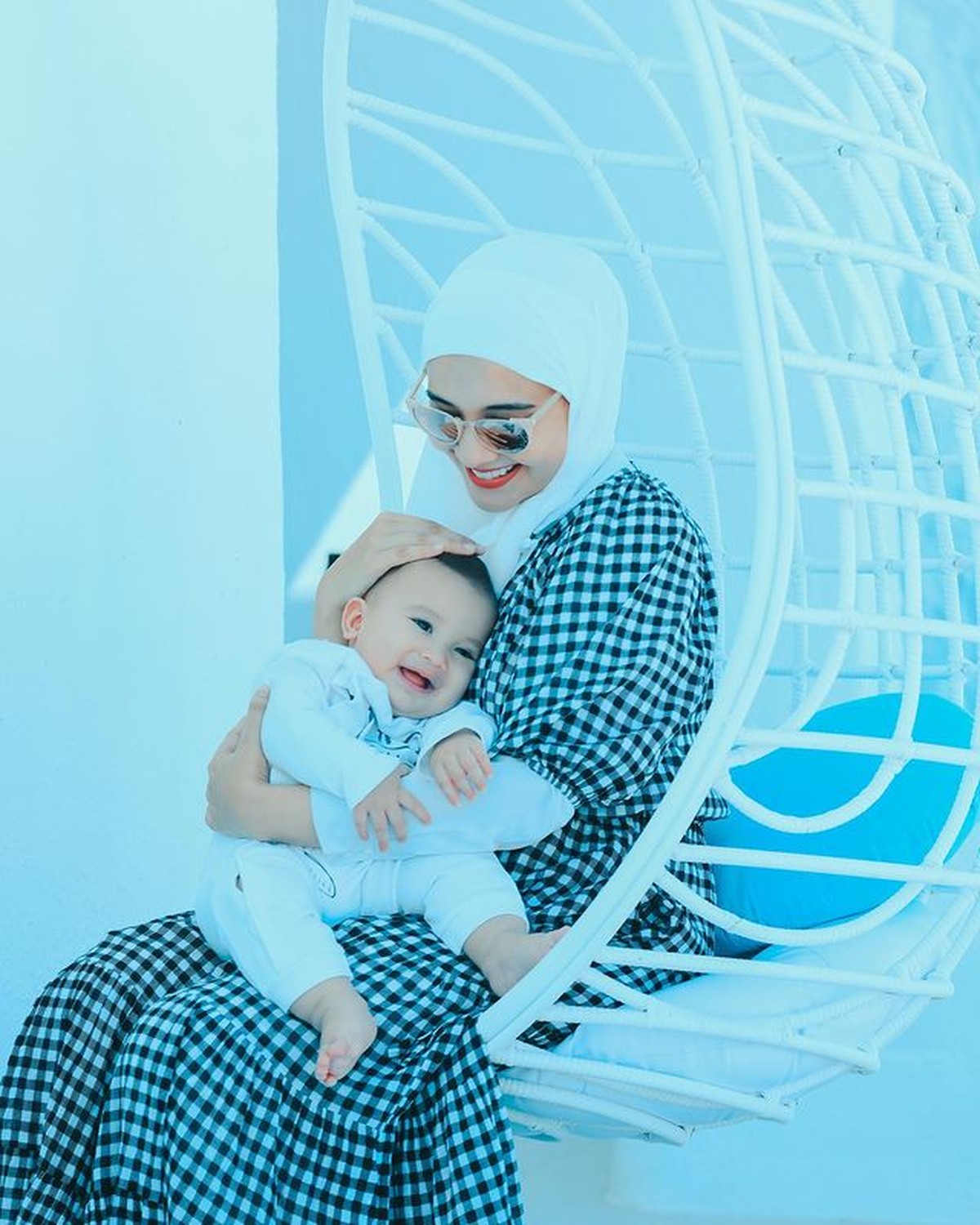 Irwansyah memboyong keluarganya liburan ke Labuan Bajo&period; Ini adalah liburan perdana baby Ukkasya&period; Yuk intip foto-fotonya&excl;