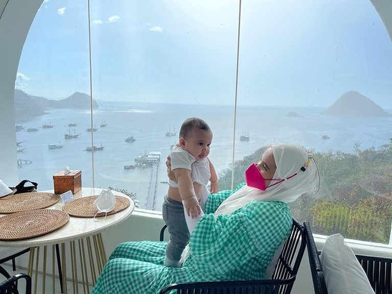 Irwansyah memboyong keluarganya liburan ke Labuan Bajo. Ini adalah liburan perdana baby Ukkasya. Yuk intip foto-fotonya!