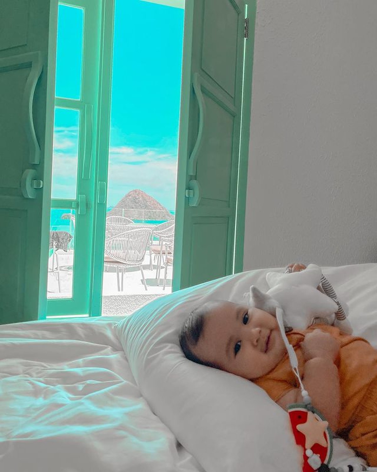 Irwansyah memboyong keluarganya liburan ke Labuan Bajo&period; Ini adalah liburan perdana baby Ukkasya&period; Yuk intip foto-fotonya&excl;