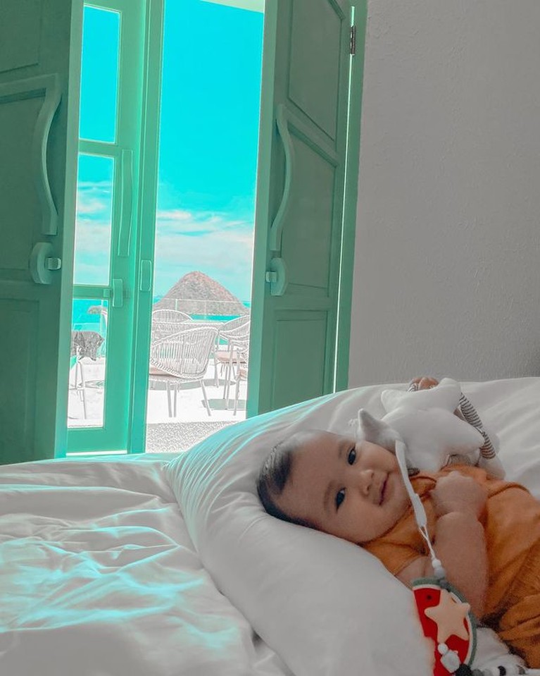 Foto Liburan Perdana Baby Ukkasya Bersama Irwansyah & Zaskia di Labuan Bajo Irwansyah memboyong keluarganya liburan ke Labuan Bajo. Ini adalah liburan perdana baby Ukkasya. Yuk intip foto-fotonya!