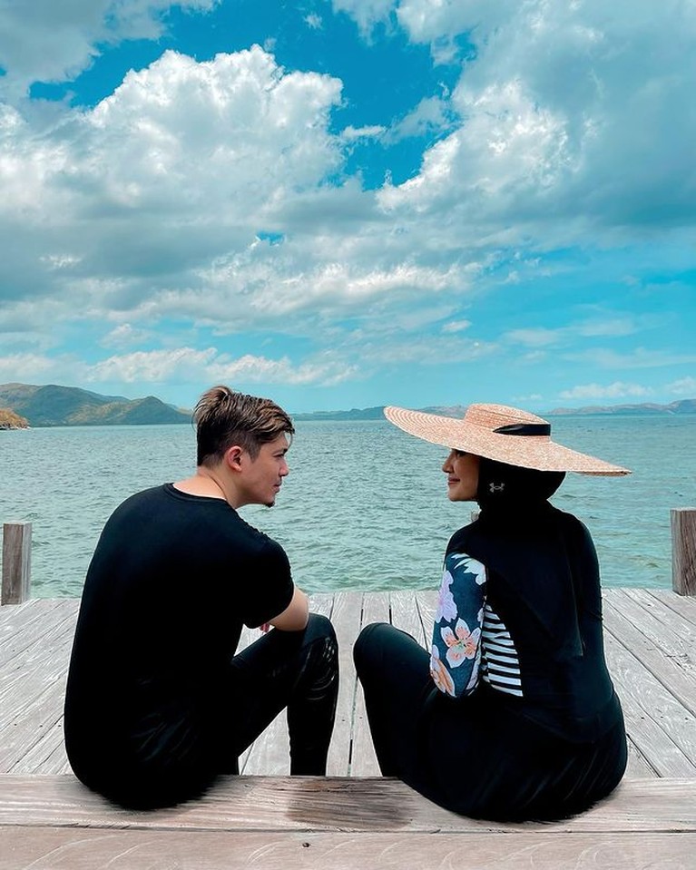 Irwansyah memboyong keluarganya liburan ke Labuan Bajo. Ini adalah liburan perdana baby Ukkasya. Yuk intip foto-fotonya!
