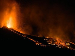 Ganasnya Lava Gunung Cumbre Vieja Mengancam La Palma