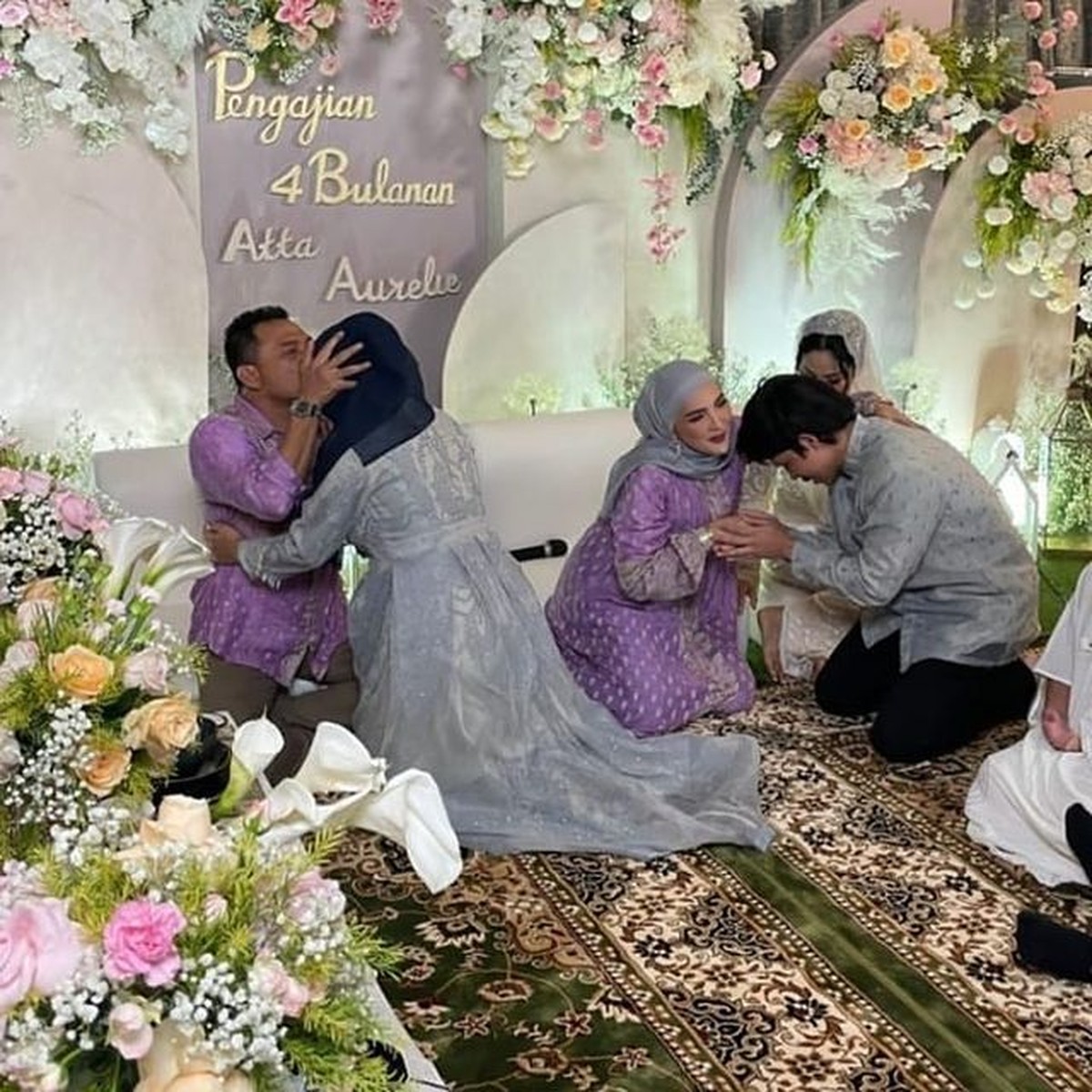 Aurel Hermansyah dan Atta Halilintar menggelar acara pengajian 4 bulan kehamilan Aurel&period; Yuk intip momennya&excl;