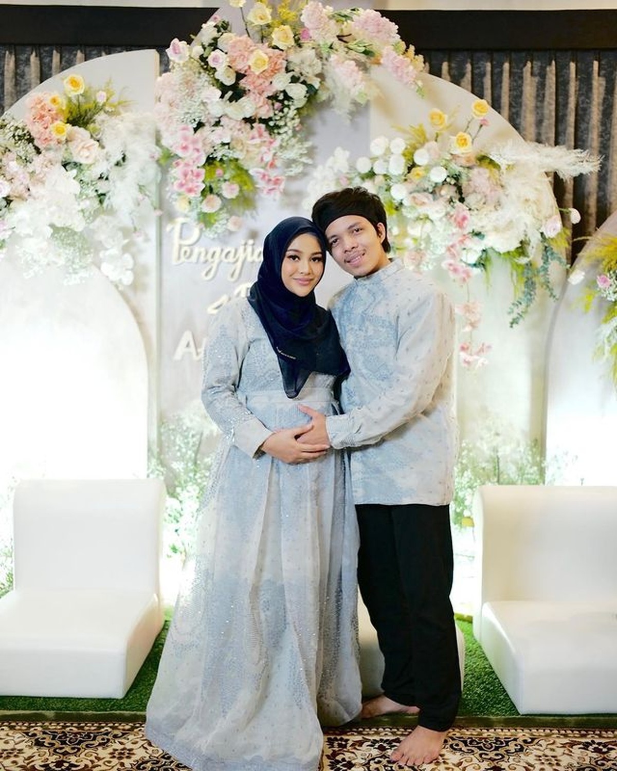 Aurel Hermansyah dan Atta Halilintar menggelar acara pengajian 4 bulan kehamilan Aurel&period; Yuk intip momennya&excl;