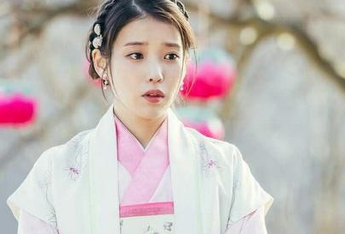 Selain Kang Ha Na, penyanyi solo sekaligus aktris cantik IU juga berakting dalam serial drama Moon Lovers: Scarlet Heart Ryeo (2016) sebagai Hae Soo. Dengan image yang polos dan natural, IU kelihatan cantik banget, ya!/Foto: SBS Drama