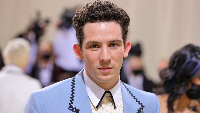 Josh O'Connor menang Aktor Serial Drama Terbaik dalam Emmy Awards 2021 pada Minggu (19/9). Itu menambah koleksi piala The Crown dalam Emmy Awards 2021.