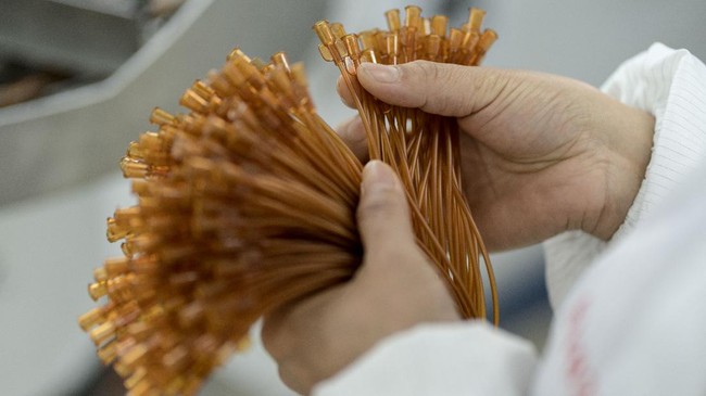 FOTO: Mengintip Hiruk Pikuk Pabrik Pemasok Bahan Medis China