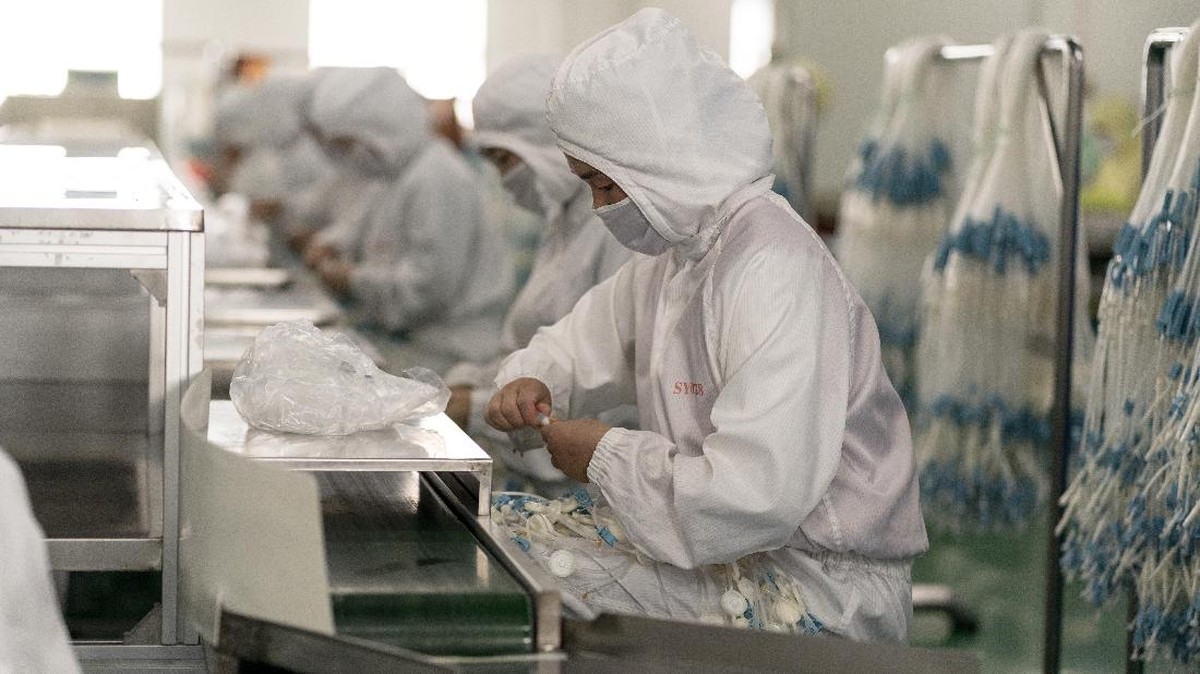 FOTO: Mengintip Hiruk Pikuk Pabrik Pemasok Bahan Medis China
