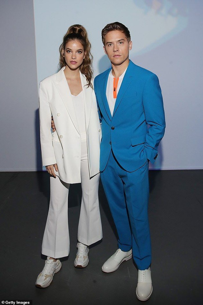 Ketika menghadiri fashion week di Milan, mereka juga kompak mengenakan setelan jas dari Boss. Menurutmu, siapa yang paling cocok mengenakannya, Beauties? Foto: pinterest.com/Daily Mail