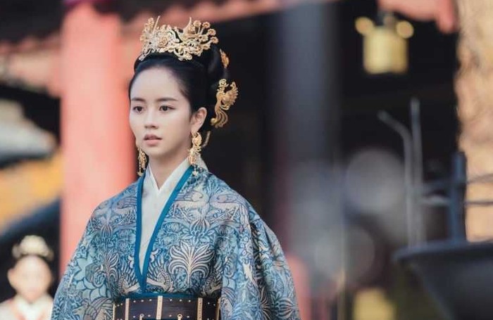 Kim So Hyun yang terkenal dengan peran sebagai 'anak sekolah', ia mendapat peran baru sebagai Ratu Yeon dalam drama River Where The Moon Rises (2021). Bagaimana penampilan Kim So Hyun menurut kamu?/Foto: KBS Drama