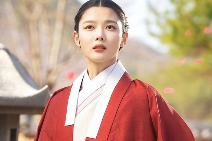 Drama yang tengah hangat dibicarakan saat ini, Lovers of The Red Sky (2021) dibintangi aktris cantik Kim Yoo Jung, sebagai Hong Cheon Ki. Beradu akting dengan Ahn Hyo Seop, ia berperan sebagai pelukis yang andal!/Foto: SBS Drama