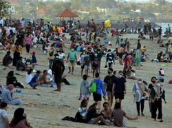 Turis Banjiri Tempat Wisata, Sandiaga Ingatkan soal Gelombang Ketiga