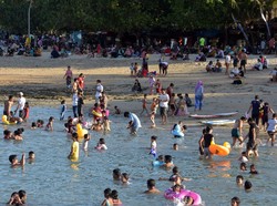 Pakar Soroti Kerumunan di Pantai Sanur, Ingatkan Bahaya Revenge Travel