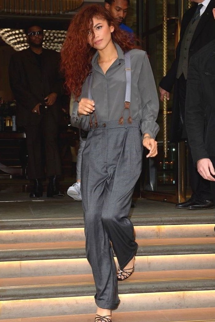 Better known for his boyish appearance, Zendaya appeared in a satin gray shirt combined with matching colored slack pants.  Not to forget, he provided details on thick-strap suspenders accessories in the 90s style.  /Photo: harpersbazaar.com