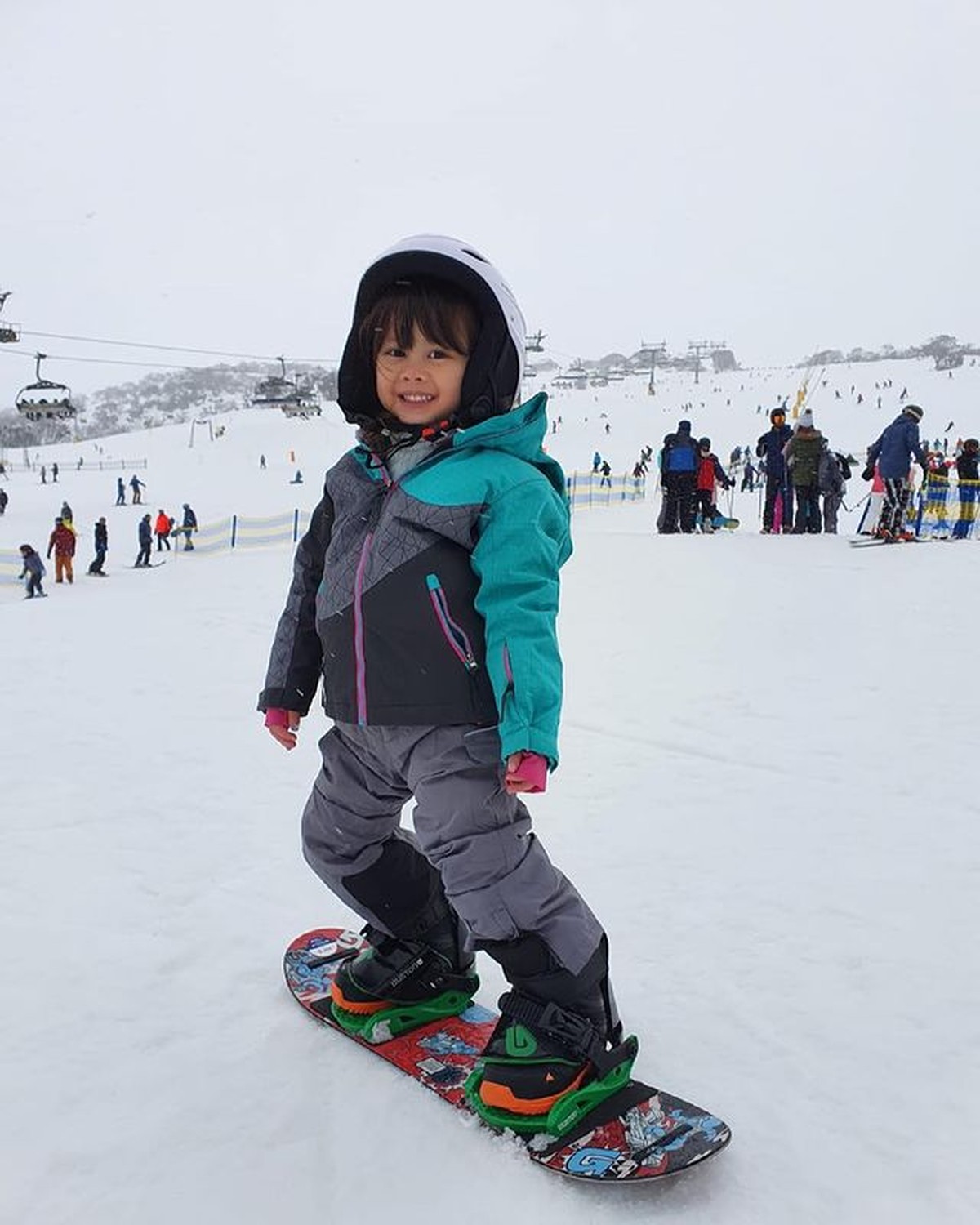 Genap berusia 4 tahun&comma; Bridgia Kalina putri Acha Septriasa dan Vicky Kharisma terlihat makin cantik&period; Yuk intip potretnya&excl;