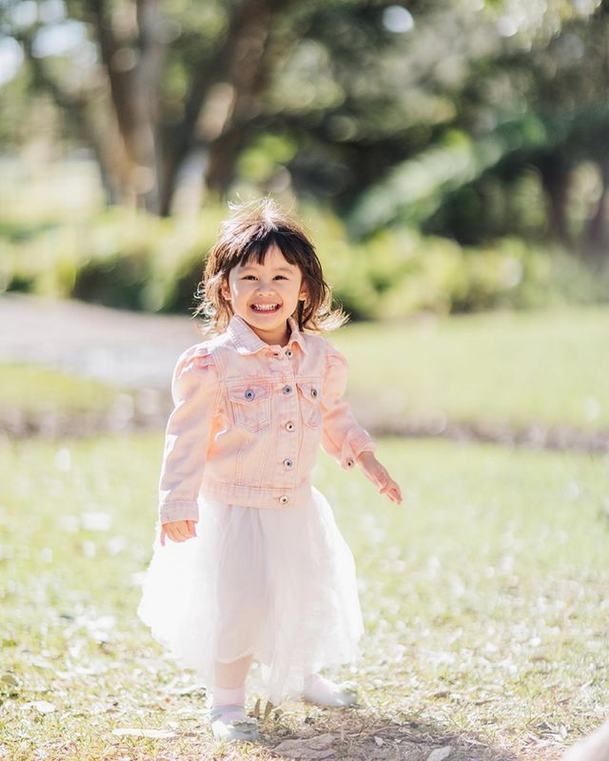 Genap berusia 4 tahun&comma; Bridgia Kalina putri Acha Septriasa dan Vicky Kharisma terlihat makin cantik&period; Yuk intip potretnya&excl;