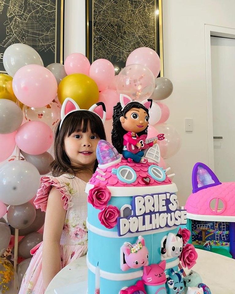 Genap berusia 4 tahun, Bridgia Kalina putri Acha Septriasa dan Vicky Kharisma terlihat makin cantik. Yuk intip potretnya!