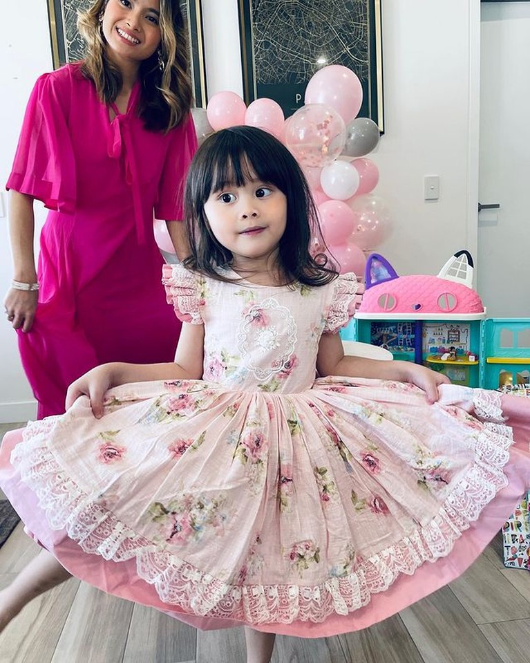 Genap berusia 4 tahun, Bridgia Kalina putri Acha Septriasa dan Vicky Kharisma terlihat makin cantik. Yuk intip potretnya!