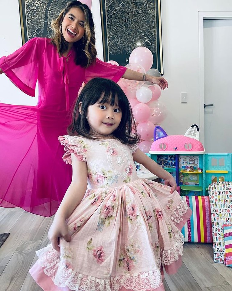 Genap berusia 4 tahun, Bridgia Kalina putri Acha Septriasa dan Vicky Kharisma terlihat makin cantik. Yuk intip potretnya!