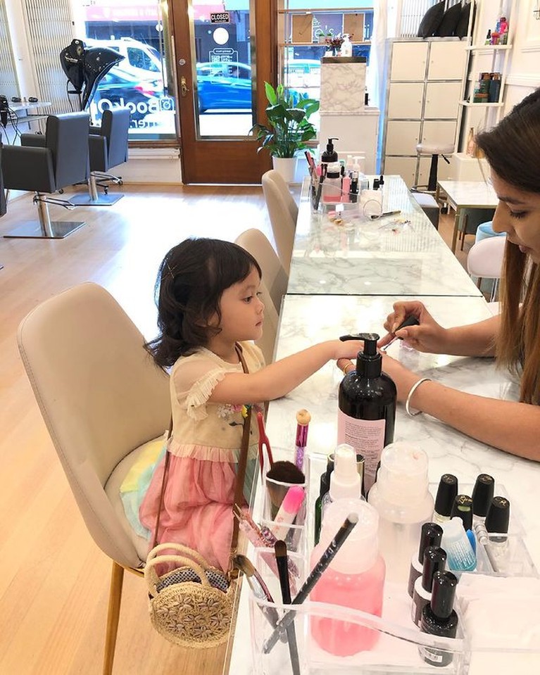 Genap berusia 4 tahun, Bridgia Kalina putri Acha Septriasa dan Vicky Kharisma terlihat makin cantik. Yuk intip potretnya!