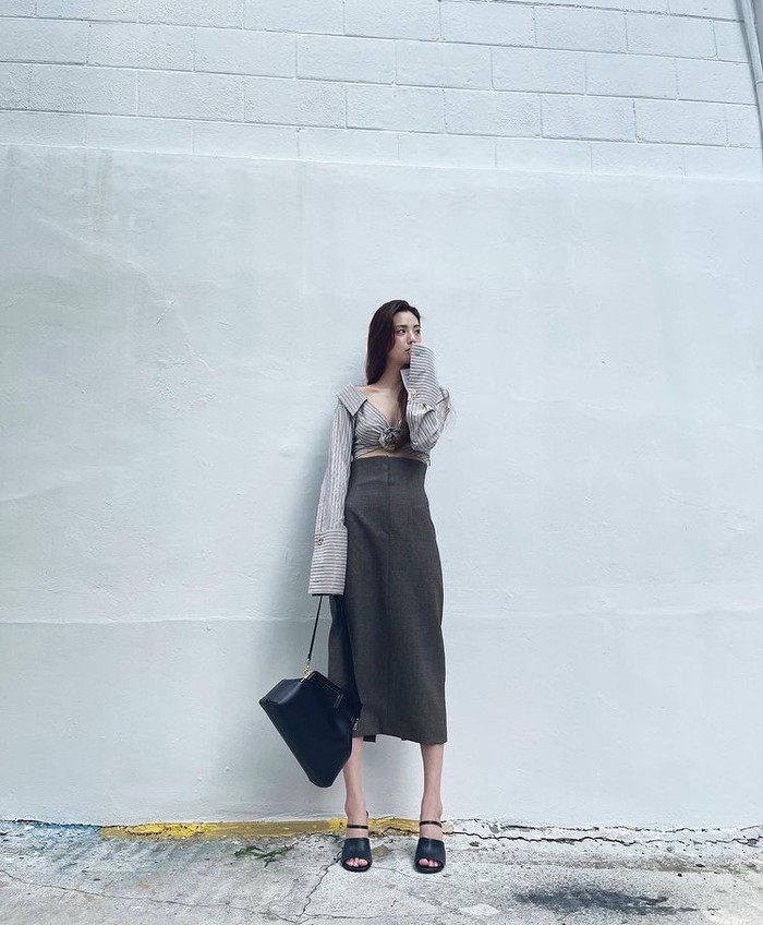 Memadukan kemeja cropped model one-shoulder bermotif garis-garis seharga 1450 USD dengan rok pensil berpinggang tinggi seharga 1350 USD dari label Fendi membuat Nana After School terlihat menawan banget, ya Beauties./Foto: Instagram.com/jin_a_nana