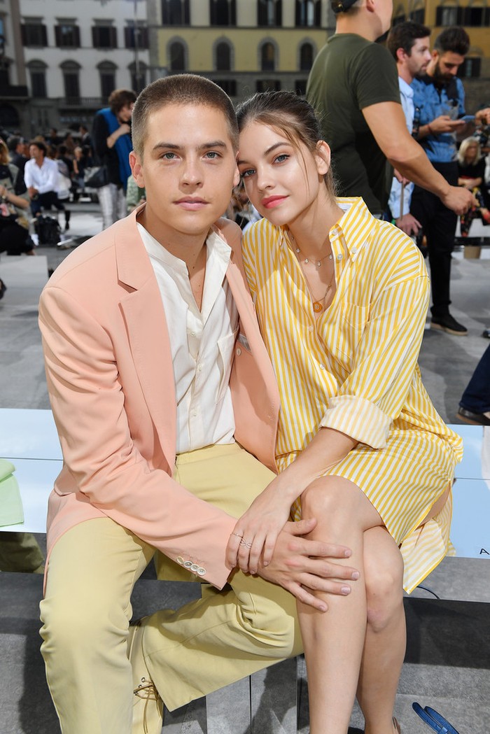 Mereka juga memanfaatkan kesempatan fashion week lain untuk tampil fashionable dengan warna pastel yang cerah dari Salvatore Ferragamo. Lucu ya, Beauties? Foto: pinterest.com/stylishstarlets.blogspot.com