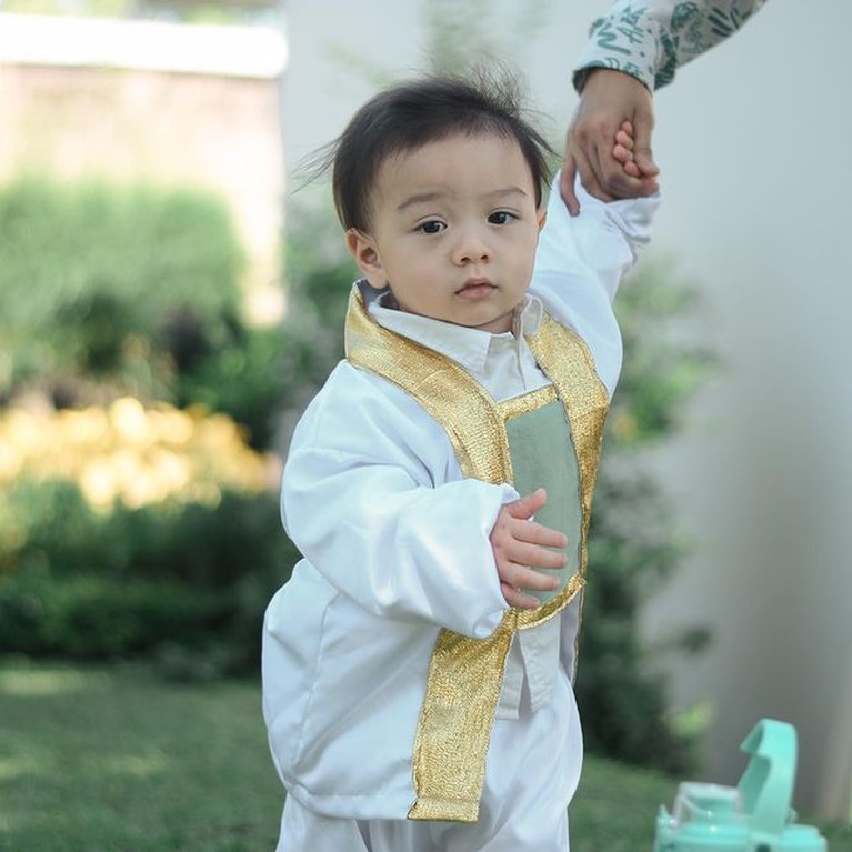 Pasangan Ammar Zoni dan Irish Bella tengah berbahagia merayakan ulang tahun putra mereka yang ke 1. Yuk intip momennya!